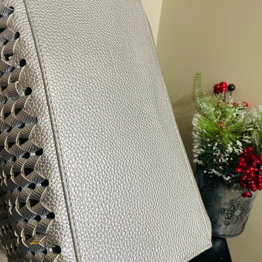 Sondra Elegant Silver Woven Handbag - Picture 5 of 5